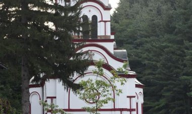 ОРГАНИЗОВАНИ ДОЛАСЦИ ПОВОДОМ СЛУЖЕЊА ПАТРИЈАРХА У МАНАСТИРУ ТУМАН 16. МАЈА 2021. ГОДИНЕ