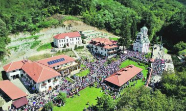 МЕСТО У KОМЕ СЕ ДЕШАВАЈУ БОЖЈА ДЕЛА Из целог света долазе болесни људи са бригом, стресом и муком, а њихова вера чини чудо! Игуман Манастира Тумане објашњава како је све то могуће