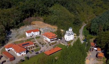 РАСПОРЕД БОГОСЛУЖЕЊА У СТРАСТНОЈ СЕДМИЦИ И ВАСКРСУ У МАНАСТИРУ ТУМАНУ 2021.