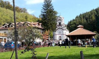 МАНАСТИР ТУМАНЕ УЗ ШТИЋЕНИКЕ ДОМА -МАЛЕ ПЧЕЛИЦЕ-