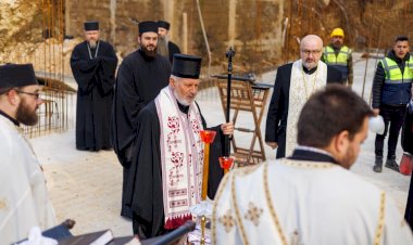 ОСВЕЋЕНИ ТЕМЕЉИ КОНАКА ЗА ХОДОЧАСНИКЕ У МАНАСТИРУ ТУМАНУ