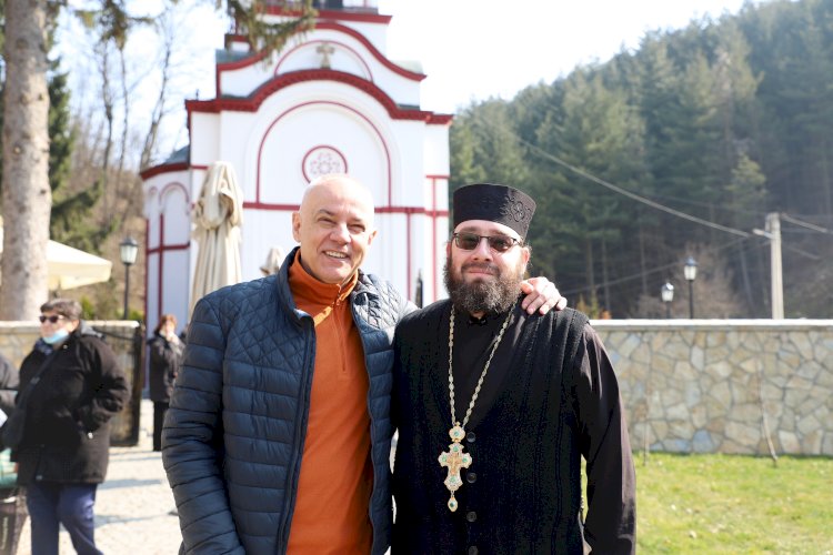 Градоначелник Радојичић уручио манастиру Тумане донацију од 1.000 књига за манастирску библиотеку