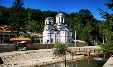РАСПОРЕД БОГОСЛУЖЕЊА У МАНАСТИРУ ТУМАНУ У СТРАДАЛНОЈ И СВЕТЛОЈ СЕДМИЦИ 2022.