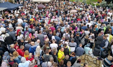 ОРГАНИЗОВАНИ ДОЛАЦИ НА ЈЕЛЕЈ ОСВЕЋЕЊЕ ЗА ПРАЗНИК СВЕТОГ НЕКТАРИЈА У ТУМАНУ 22.11.2022.ГОДИНЕ