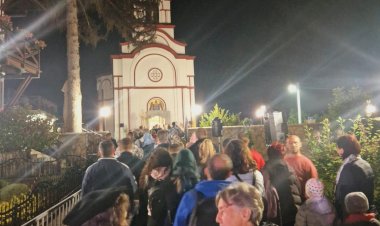 ТОКОМ ЧИТАВЕ НОЋИ ВЕРНИ НАРОД СЕ ПОКЛАЊА МОШТИМА СВЕТИХ ЧУДОТВОРАЦА ТУМАНСКИХ